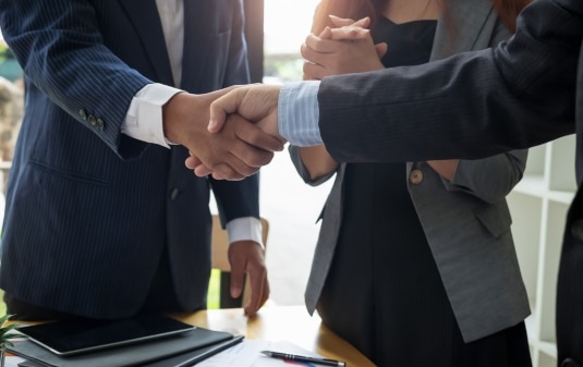 dallas executive search firm team handshake between two executives